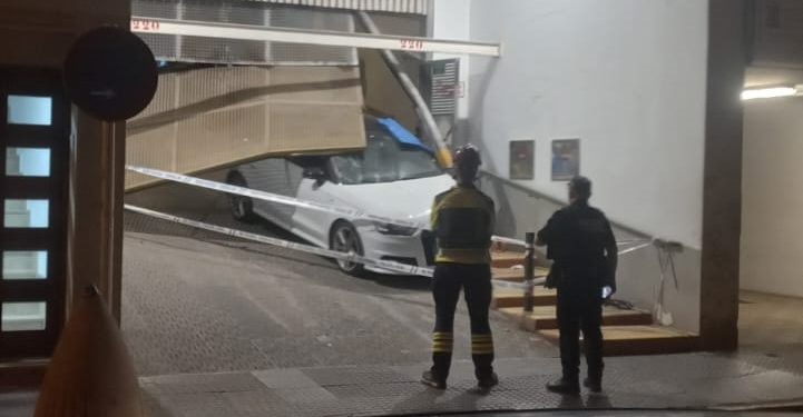 Así quedó el vehículo tras sufrir un accidente y que la puerta del garaje se le viniese encima. Fotos y vídeo Noudiari