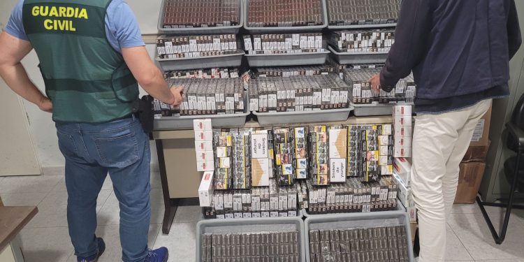 Una cantidad enorme de cajetillas ocultas en cuatro maletas y dos bolsas de viaje. Foto Guardia Civil