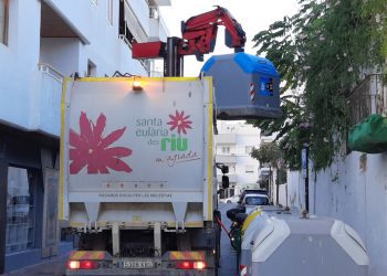 Recogida de residuos de un contenedor.