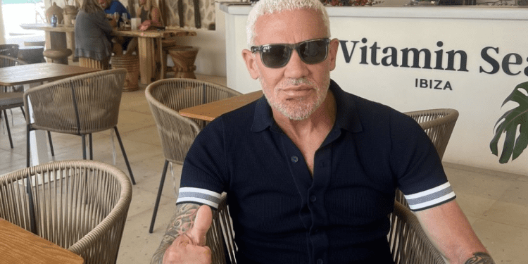 Wayne Lineker, con la cara magullada y un gesto de 'todo ok' para tranquilizar a toda la gente preocupada tras su agresión.