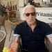 Wayne Lineker, con la cara magullada y un gesto de 'todo ok' para tranquilizar a toda la gente preocupada tras su agresión.
