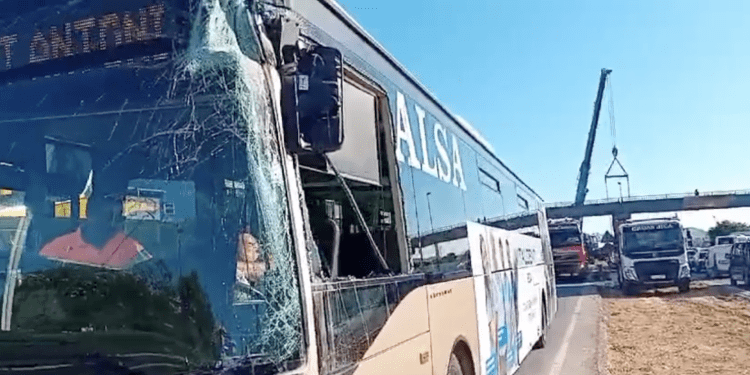 El autobús de la L8 ha sufrido importantes daños. Una grúa de Grúas Ibiza interviene para retirar el vehículo.