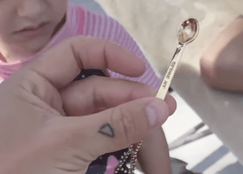 La cucharita hallada por los hijos del autor del vídeo en Ibiza. Crédito Nicolo Renzo @Nicolorenzonn