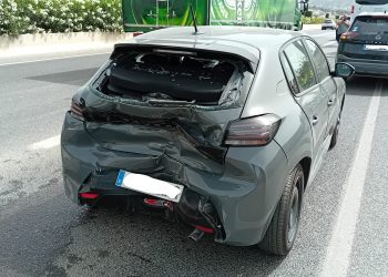 Uno de los tres vehículos implicados en el siniestro que ha sido retirado de la vía por Grúas Ibiza tras sufrir importantes daños materiales.