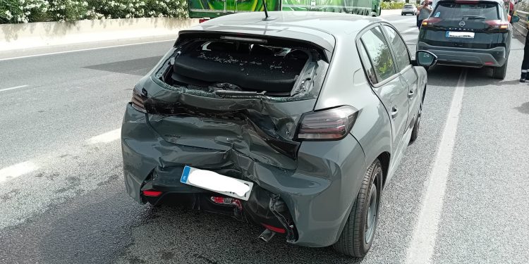 Uno de los tres vehículos implicados en el siniestro que ha sido retirado de la vía por Grúas Ibiza tras sufrir importantes daños materiales.