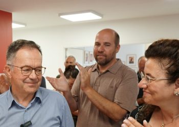 Vicent Roselló, en el centro de la imagen, aplaude a 'Agustinet' en presencia de Pilar Costa.