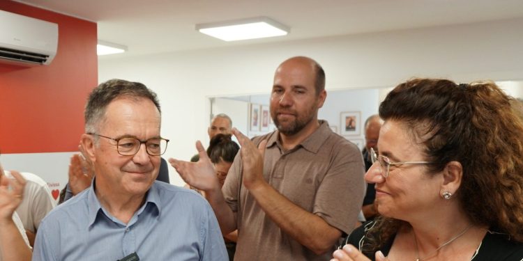 Vicent Roselló, en el centro de la imagen, aplaude a 'Agustinet' en presencia de Pilar Costa.