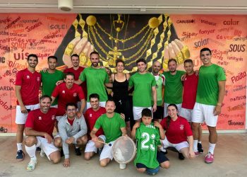 Els campions de lliga Xarc-Balàfia (vermell) amb els jugadors i jugadores de l'IES Sa Serra (verd).