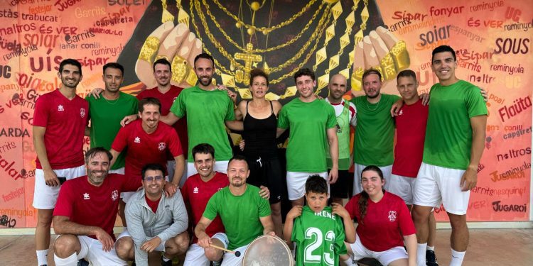 Els campions de lliga Xarc-Balàfia (vermell) amb els jugadors i jugadores de l'IES Sa Serra (verd).