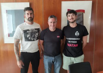 Los representantes sindicales y el director insular de Transportes, Roberto Algaba, en el centro. Foto: Consell de Ibiza