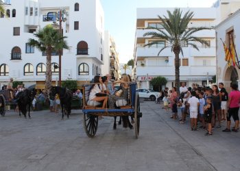 Imagen de archivo de un paseo en carro la Nit de Sant Joan. FOTO: Ajuntament de Santa Eulària