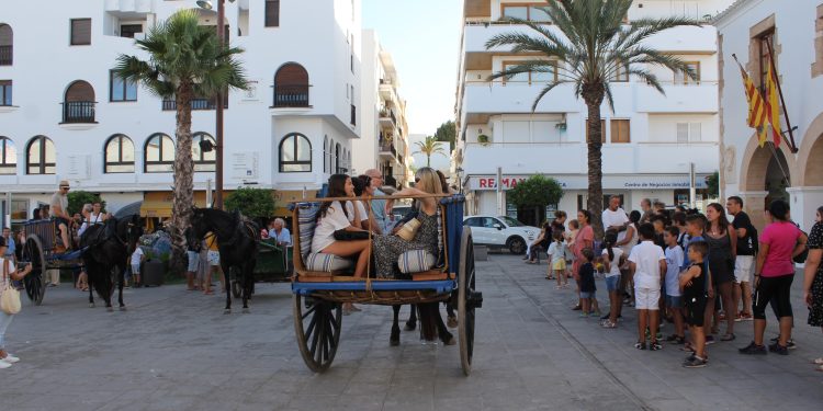 Imagen de archivo de un paseo en carro la Nit de Sant Joan. FOTO: Ajuntament de Santa Eulària