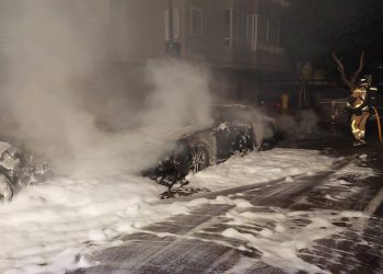 Uno de los coches, completamente calcinado. Foto Bomberos
