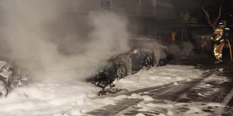Uno de los coches, completamente calcinado. Foto Bomberos
