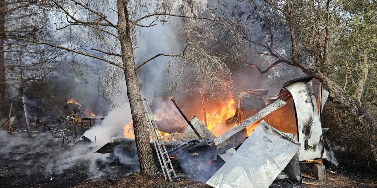 La infravivienda, en llamas. Fotos de Bomberos e Ibanat