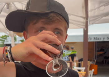 Henry Moores celebra el éxito de su caminata a su llegada a la isla. FOTO: @henryoscarmoores