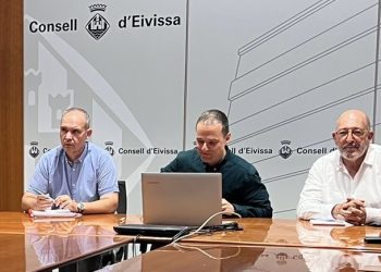 El detective, a la derecha de la imagen, en la rueda de prensa de presentación del servicio de detectives del Consell. Fotos Consell d'Eivissa