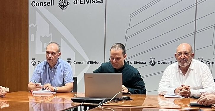El detective, a la derecha de la imagen, en la rueda de prensa de presentación del servicio de detectives del Consell. Fotos Consell d'Eivissa