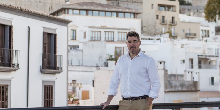 Toni Juan, que firma como Toni Montserrat, en Dalt Vila.