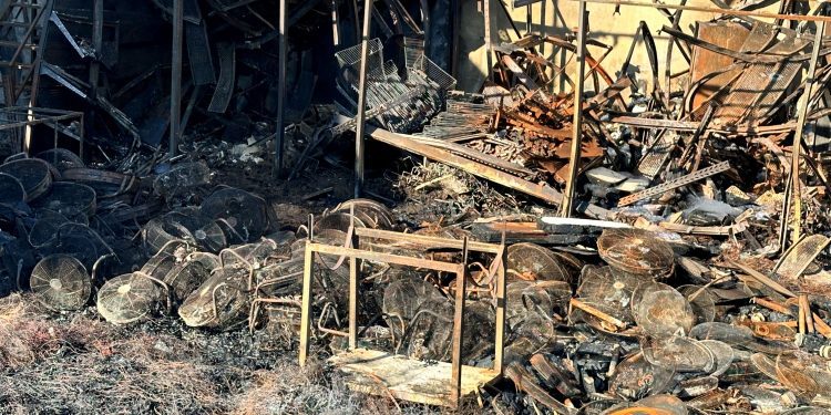 Amasijo de ventiladores calcinados en la nave. Fotos Noudiari