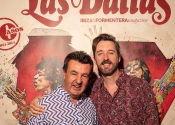Juanito de Las Dalias y el diseñador de la portada de este año, Marcos Torres, posan delante de la reproducción de la portada a modo de photocall. Foto Arsen Voronyy