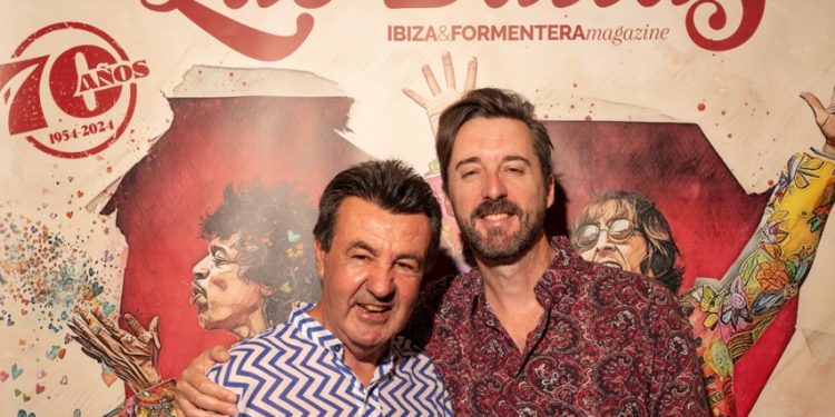 Juanito de Las Dalias y el diseñador de la portada de este año, Marcos Torres, posan delante de la reproducción de la portada a modo de photocall. Foto Arsen Voronyy