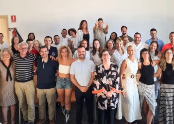 La consellera Catalina Cirer con trabajadores de la Fundación en Ibiza. Foto: Govern balear