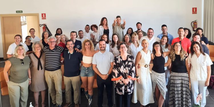 La consellera Catalina Cirer con trabajadores de la Fundación en Ibiza. Foto: Govern balear