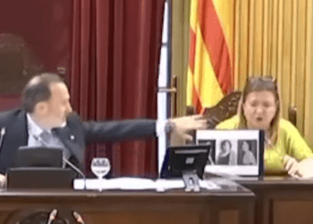 Momento en el que Le Senne no solo arranca la imagen sino que cierra violentamente el ordenador de Mercedes Garrido.