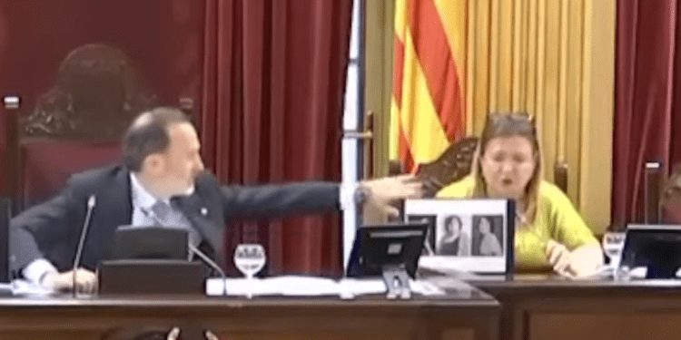 Momento en el que Le Senne no solo arranca la imagen sino que cierra violentamente el ordenador de Mercedes Garrido.