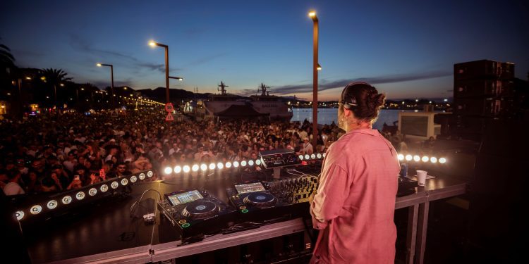 Luciano en una actuación organizada por Club Chinois en el puerto de Ibiza en 2023.