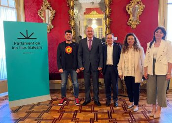 Rodríguez, Marí, Marí Ribas, Costa y Ramón, en el Parlament. Foto: Consell de Ibiza