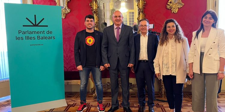Rodríguez, Marí, Marí Ribas, Costa y Ramón, en el Parlament. Foto: Consell de Ibiza