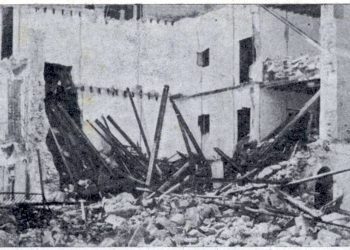 Una casa esfondrada, tal vegada la Fonda Cires. Instantània presa entre el 20 setembre i el 25 d'octubre de 1936 (J. Pérez Vengut, Porto-Cristo. El legionario y otros héroes, Palma, 1937).