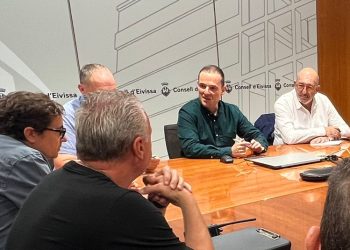 J. C. D, a la derecha de la imagen, en la reunión del pasado 30 de mayo en el Consell como director de la empresa de detectives contratada. Foto Consell d'Eivissa