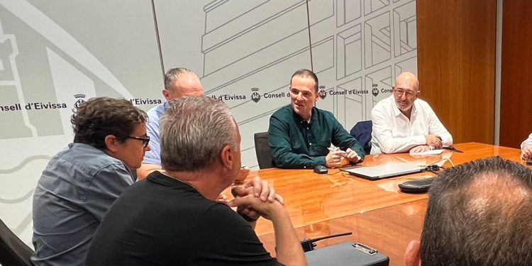 J. C. D, a la derecha de la imagen, en la reunión del pasado 30 de mayo en el Consell como director de la empresa de detectives contratada. Foto Consell d'Eivissa