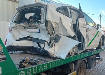 El taxi ha sido embestido por detrás por el vehículo de alquiler en la rotonda. Un equipo de Grúas Ibiza lo retira del lugar de los hechos.