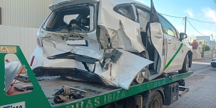 El taxi ha sido embestido por detrás por el vehículo de alquiler en la rotonda. Un equipo de Grúas Ibiza lo retira del lugar de los hechos.