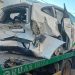 El taxi ha sido embestido por detrás por el vehículo de alquiler en la rotonda. Un equipo de Grúas Ibiza lo retira del lugar de los hechos.