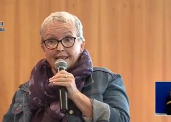 Karen Killeen, durante su intervención en el pleno del Consell.