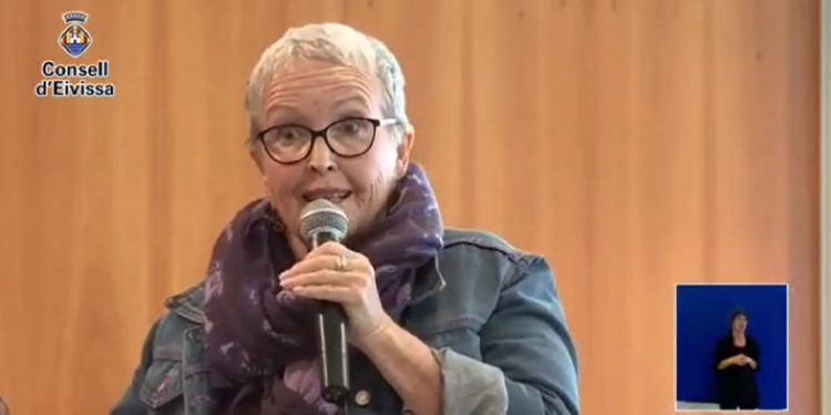 Karen Killeen, durante su intervención en el pleno del Consell.