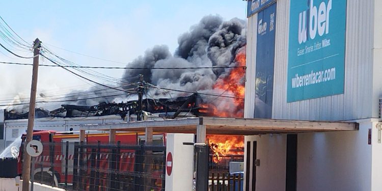 Aspecto de las llamas que devoran Citubo. Fotos Vicent Ribas