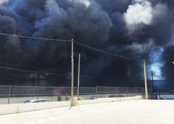 Nube de humo negro en las inmediaciones de Citubo, tremendamente tóxica. Foto Vicent Ribas