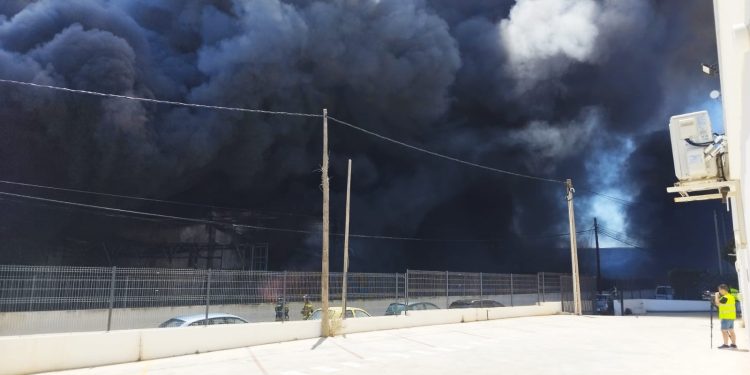 Nube de humo negro en las inmediaciones de Citubo, tremendamente tóxica. Foto Vicent Ribas