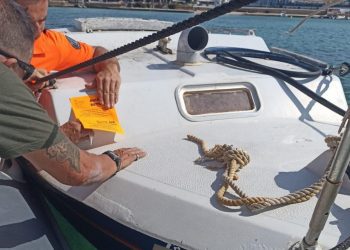 Una de las embarcaciones con aviso de retirada. Fotos de Policía Local de Ibiza / Ayuntamiento de Ibiza