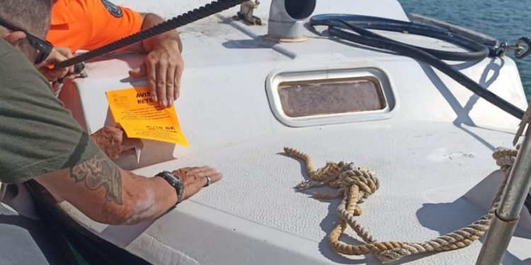Una de las embarcaciones con aviso de retirada. Fotos de Policía Local de Ibiza / Ayuntamiento de Ibiza