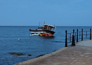 La embarcación, encallada en la costa de Santa Eulària, frente al paseo marítimo. Fotos N. G. G.