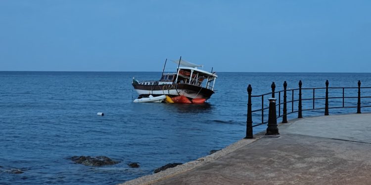 La embarcación, encallada en la costa de Santa Eulària, frente al paseo marítimo. Fotos N. G. G.