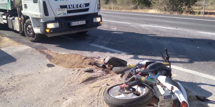 La moto derribada en la carretera junto a un vehículos de Grúas Ibiza.