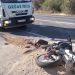 La moto derribada en la carretera junto a un vehículos de Grúas Ibiza.